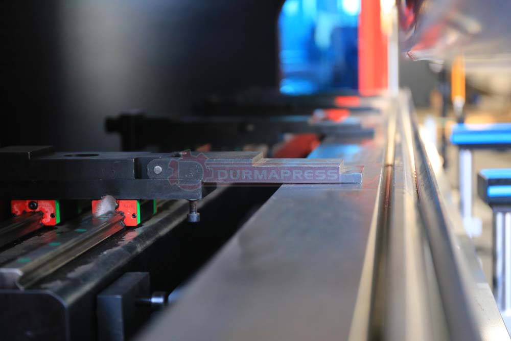 Small hydraulic plate bending machine 63T/2500 torsion axis synchronous CNC bending machine high precision sheet metal folding machine